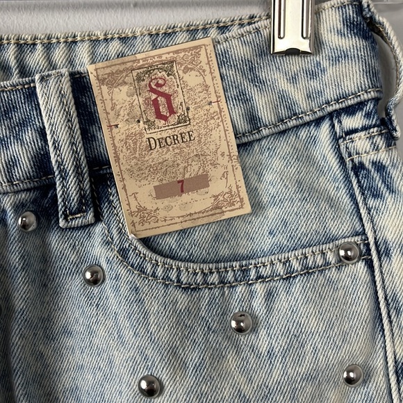 NWT Degree frayed denim shorts with studs SIZE 7 100% COTTON  RIGID - Picture 2 of 6